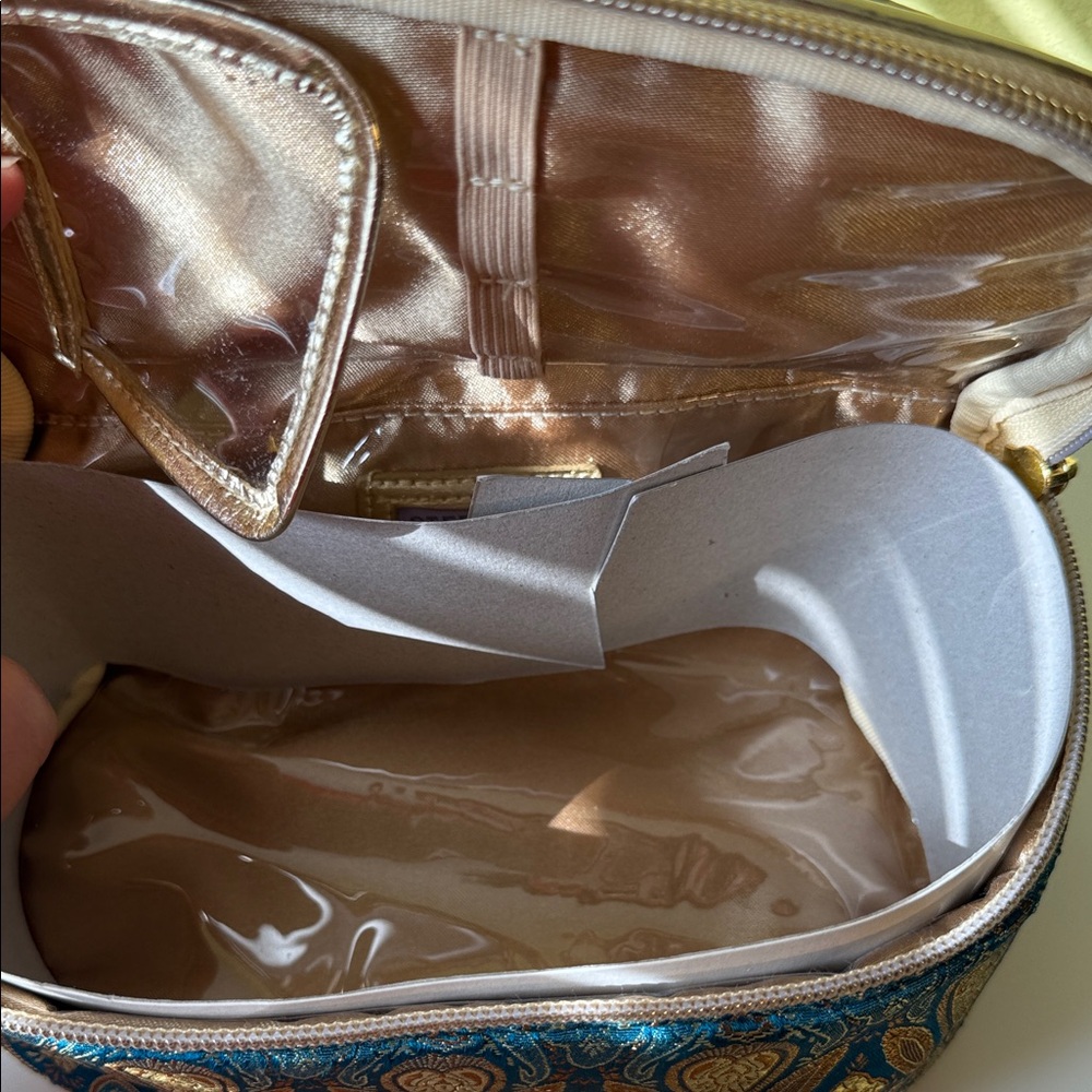 Stephanie Johnson Cosmetics bag with hair clip and Facial mask. - Picture 5 of 6
